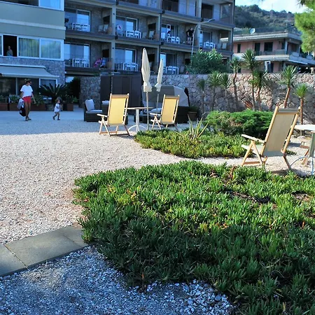 Ξενοδοχείο με διαμερίσματα Oasis 4*